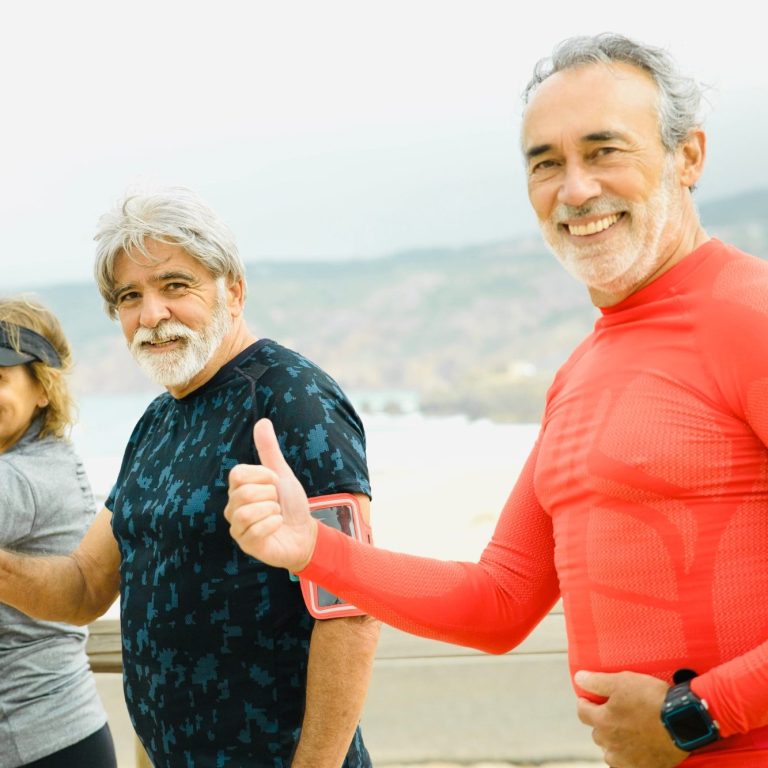 GEMEINSAM AN SEINEN ZIELEN ARBEITEN, GRUPPEN UND PAARTRAINING FREUNDE BEIM SPORT