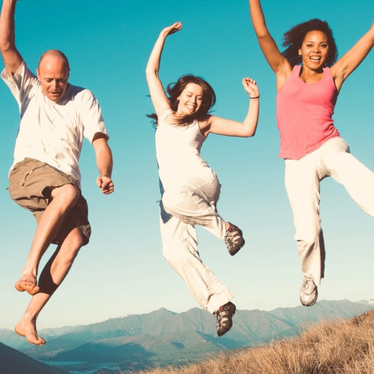 FRÖHLICHE GESUNDE SPRINGENDE MENSCHEN