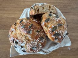 PROTEINBOMBE MIT EINFACH SELBST GEBACKENEN BRÖTCHEN ODER BROT PROTEIN BRÖTCHEN REZEPT