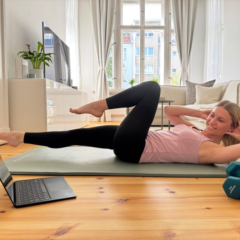 ONLINE HOME TRAINING MIT KARIN SCHRÖTERVITAMUSE TRAINIERT DICH ONLINE FIT