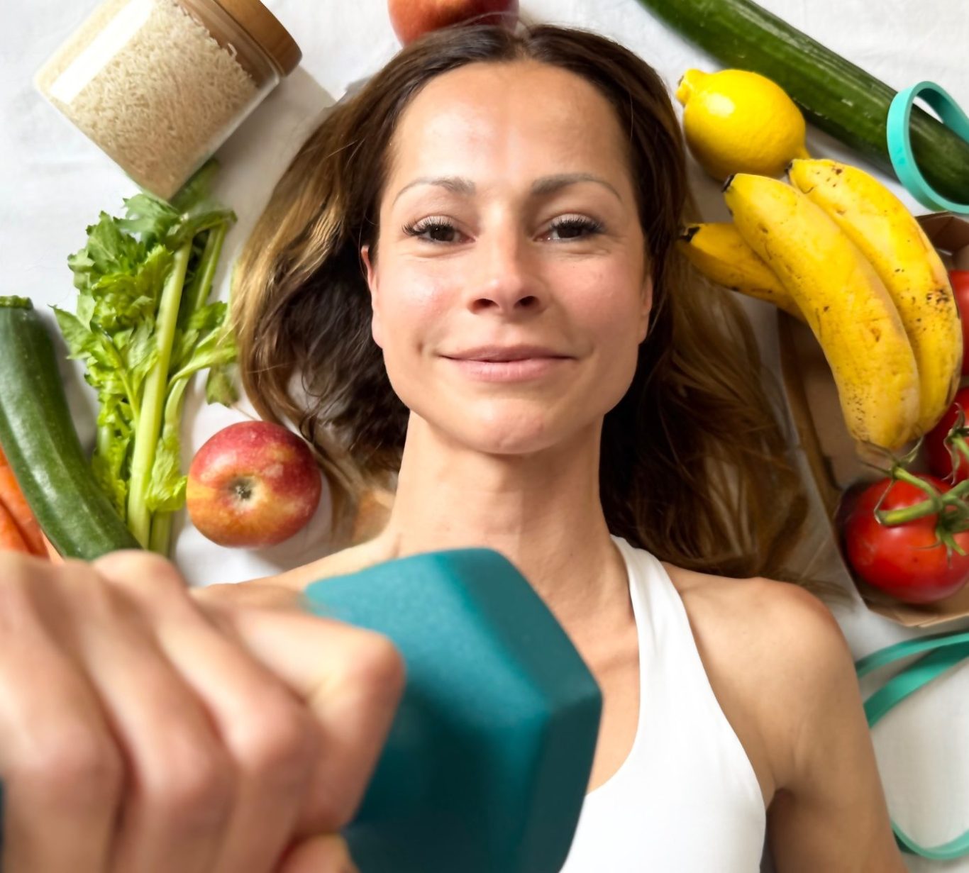WEIL GESUND AUCH LECKER IST ERNÄHRUNG DIE SPAß MACHT UND SCHMECKT, FRAU MIT OBST UDN GEMÜSE